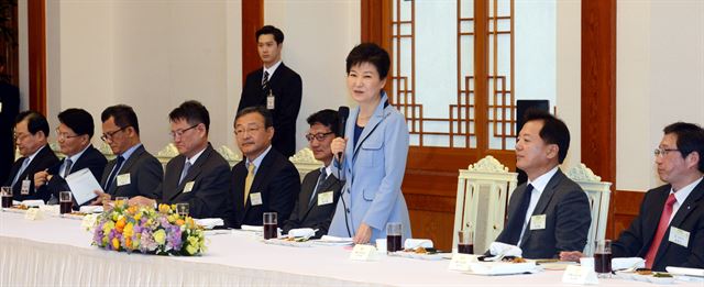 박근혜 대통령이 26일 청와대에서 중앙언론사 편집·보도국장과 오찬 간담회를 하면서 모두발언을 하고 있다. 홍인기기자