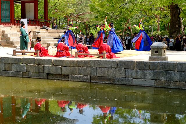 고궁에서 우리음악듣기 전통공연에 출연한 정재연구회 단원들이 26일 창덕궁 후원 주합루 앞 마당에서 궁중무용 검무를 공연하고 있다. 왕태석기자 kingwang@hankookilbo.com