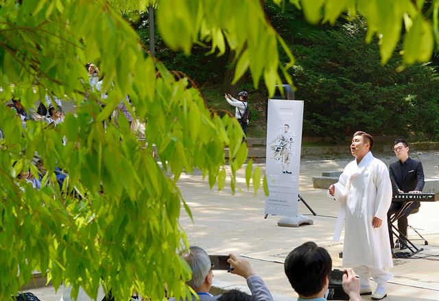 고궁에서 우리음악듣기 전통공연에 출연한 유태평야 국립창극단 단원이 26일 창덕궁 후원 주합루 앞 마당에서 열린 고궁음악회에서 정조의 꿈을 공연을 하고 있다. 왕태석기자 kingwang@hankookilbo.com