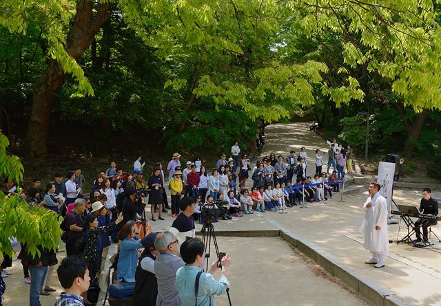 고궁에서 우리음악듣기 전통공연에 출연한 유태평야 국립창극단 단원이 26일 창덕궁 후원 주합루 앞 마당에서 열린 고궁음악회에서 정조의 꿈을 공연을 하고 있다. 왕태석기자 kingwang@hankookilbo.com