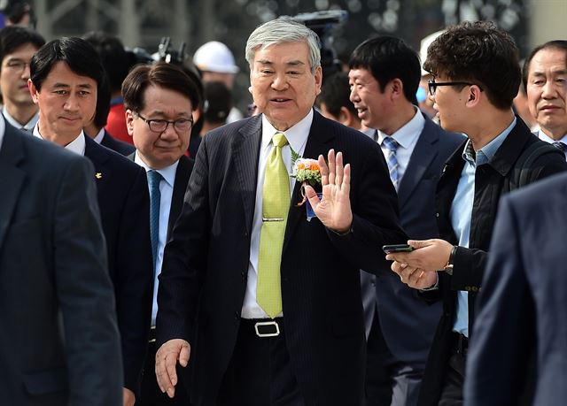 인천공항공사가 26일 인천국제공항 3단계 건설사업의 핵심시설인 제2여객터미널의 마지막 뼈대를 완성하는 상량식을 개최했다. 이날 행사에는 강호인 국토교통부 장관, 정일영 인천국제공항사 사장 및 조양호 한진그룹 회장 참석했다. 사진은 조양호 한진그룹 회장이 상량식 직후 기자들의 질문을 뿌리치며 나오고 있다. 신상순 선임기자ssshin@hankookilbo.com