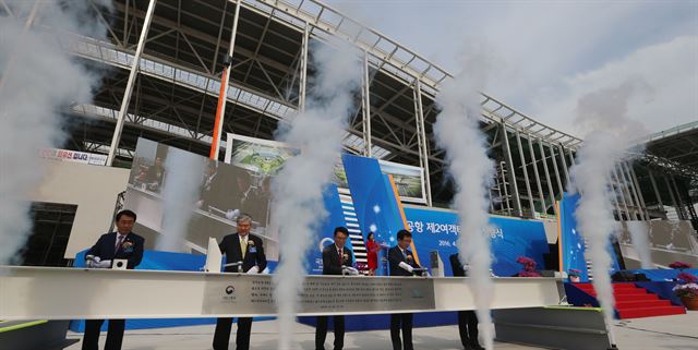 인천공항 3단계 건설사업 핵심시설인 제2여객터미널의 마지막 뼈대를 완성하는 인천공항 제2여객터미널 상량식이 26일 오후 제2여객터미널 건설부지에서 강호인 국토교통부 장관, 정일영 인천국제공항공사 사장 등이 참석한 가운데 열렸다. 안상수 의원(왼쪽부터), 조양호 한진그룹 회장, 강호인 장관, 정일영 사장 등 참석자들이 상량재의 볼트를 조이는 퍼모먼스를 펼치고 있다. 2016.4.26 연합뉴스