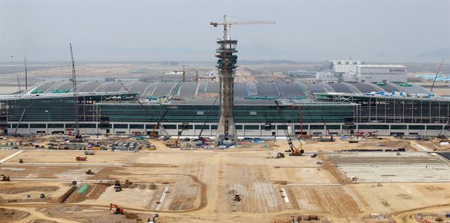 인천국제공항 제2여객터미널 상량식이 26일 열렸다. 인천공항 3단계 건설사업 핵심시설인 제2여객터미널의 마지막 뼈대를 완성하는 이번 상량식은 26일 오후 제2여객터미널 건설부지에서 강호인 국토교통부 장관, 정일영 인천국제공항공사 사장 등이 참석한 가운데 열렸다. 사진은 인천공항 관제탑에서 바라본 제2여객터미널 모습. 연합뉴스