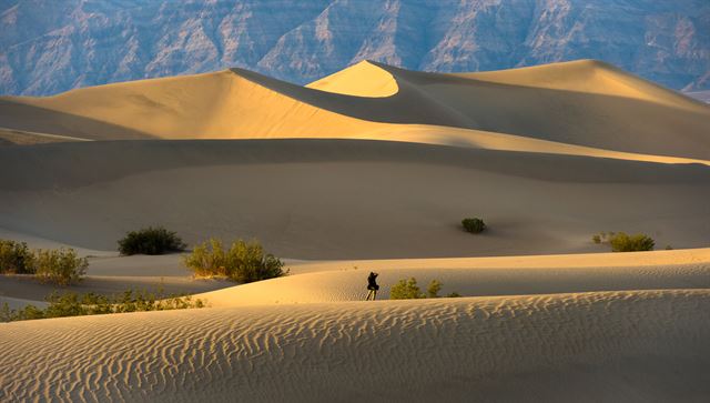 지난 21일(현지시간) 촬영한 사진으로 미 캘리포니아주 ‘데스밸리(Death Valley; 죽음의 계곡)'를 방문한 한 사진가가 사진을 촬영하고 있다. 신화 연합뉴스