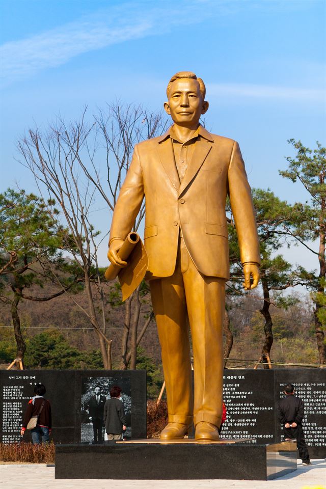 경북 구미시 상모동에 있는 전 박정희 대통령 동상 구미시 제공