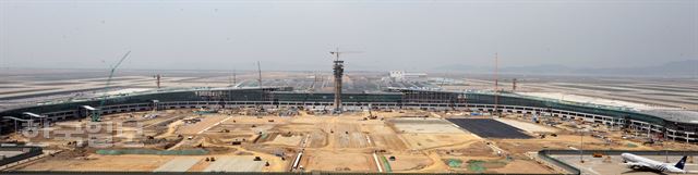 [저작권 한국일보]26일 처음으로 공개된 인천공항 메인 관제탑에서 바라본 공사중인 인천공항 제2여객터미널 공사현장. 2016.04.26신상순 선임기자ssshin@hankookilbo.com /2016-04-26(한국일보)