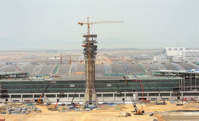 [저작권 한국일보]26일 처음으로 공개된 인천공항 메인 관제탑에서 바라본 공사중인 인천공항 제2여객터미널 공사현장. 2016.04.26신상순 선임기자ssshin@hankookilbo.com /2016-04-26(한국일보)/2016-04-26(한국일보)