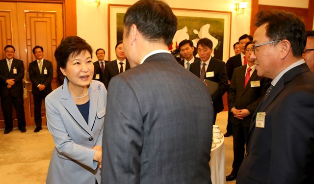 박근혜 대통령이 26일 낮 청와대에서 중앙언론사 편집·보도국장 오찬 간담회에 참석하기에 앞서 참석자들과 악수하고 있다. 연합뉴스