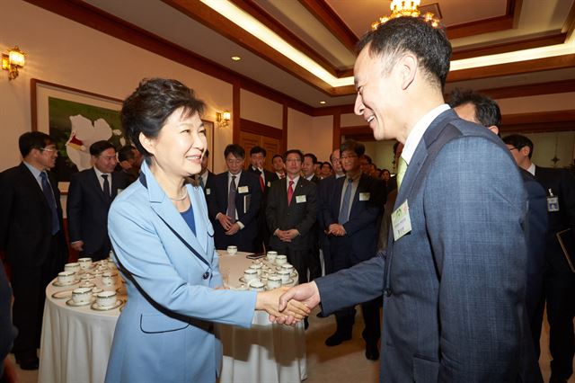 박근혜 대통령이 26일 오후 청와대에서 열린 언론사 편집.보도국장 오찬행사에 참석한 각 언론사 국장들과 인사하고 있다.홍인기기자 hongik@hankookilbo.com