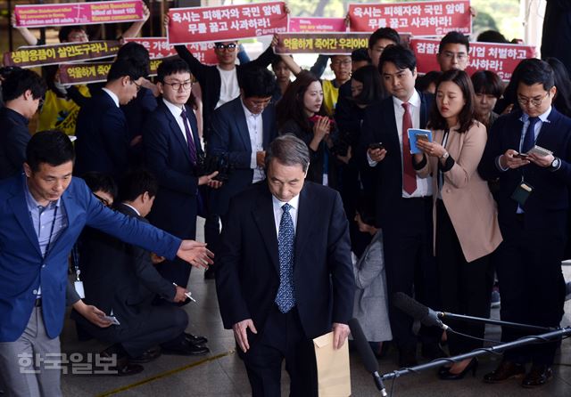 26일 서초동 서울중앙지검에서 신현우 옥시 전 대표이사가 조사를 받기 위해 청사로 들어서는 순간 피해자가족과 환경운동연합 회원들이 피켓시위를 벌이고 있다. 고영권기자 youngkoh@hankookilbo.com