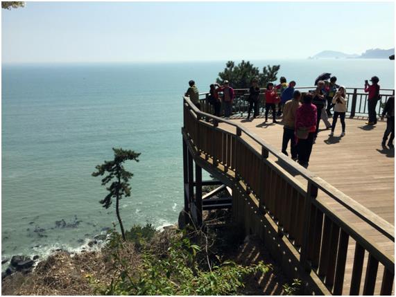 문탠로드 전망대. 해운대 해안선과 광안대교, 오륙도, 대마도가 한눈에 들어온다. 사진제공 박정화 사진가