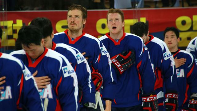 26일(한국시간) 폴란드 카토비체에서 열린 2016 국제아이스하키연맹(IIHF) 아이스하키 세계선수권 디비전 1그룹 A(2부리그) 3차전 한국 대 일본의 경기에서 3대0으로 승리한 대표 선수들이 애국가를 부르고 있다. 2016.4.26 [ 대한아이스하키협회 제공 ]