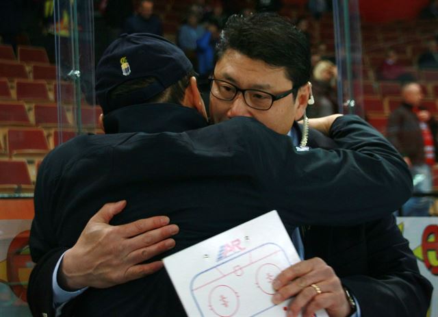 26일(한국시간) 폴란드 카토비체에서 열린 2016 국제아이스하키연맹(IIHF) 아이스하키 세계선수권 디비전 1그룹 A(2부리그) 3차전 한국 대 일본의 경기에서 3대0으로 승리한 대표팀 백지선 감독이 스태프와 포옹하고 있다. 2016.4.26 [ 대한아이스하키협회 제공 ]