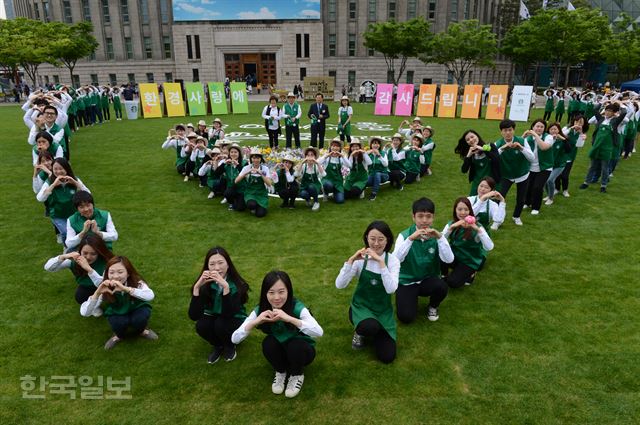 [저작권 한국일보] 27일 서울광장에서 열린 커피브랜드 스타벅스와 서울시, 자원순환사회연대가 함께한 '2016 서울 꽃으로 피다' 행사에서 바리스타들이 시민들에게 손하트를 만들어 감사의 세러머니를 하고 있다.신상순 선임기ssshin@hankookilbo.com /2016-04-27(한국일보)