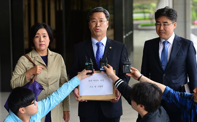 천경자 화백 유족의 법률대리인들이 27일 오전 서울 서초구 서울중앙지검에 미인도 위작 논란과 관련한 고소장을 제출하기에 앞서 취재진의 질문에 답하고 있다. 뉴스1