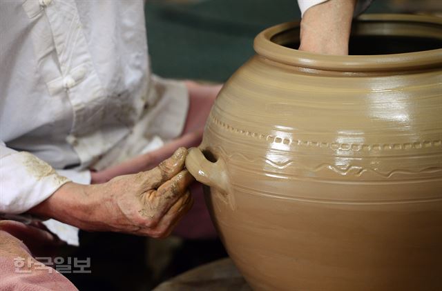 울주군 온양읍 외고산 옹기마을의 배영화 옹기장이 술독을 빚고 있다. 울주=최흥수기자