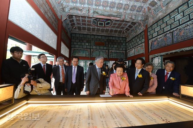 [저작권 한국일보] 대한제국 시절 고종의 서재로 쓰였던 경복궁 집옥재(集玉齋)가 작은 도서관으로 꾸며져 개관한 27일 오후 서울 종로구 경복궁 내 집옥재에서 김종덕 문화체육관광부장관과 개관행사 참석자들이 내부를 둘러보고 있다. 2014.4.27 신상순 선임기자ssshin@hankookilbo.com /2016-04-27(한국일보)