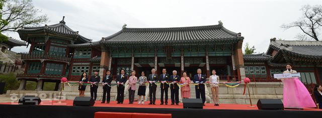 [저작권 한국일보]대한제국 시절 고종의 서재로 쓰였던 경복궁 집옥재(集玉齋)가 작은 도서관으로 꾸며져 개관한 27일 오후 서울 종로구 경복궁 내 집옥재에서 김종덕 문화체육관광부장관등이 개관 테이프 을 자르고 있다. 왼쪽 팔우정은 북카페로 쓰인다. 2016. 4. 27 신상순 선임기자ssshin@hankookilbo.com /2016-04-27(한국일보)