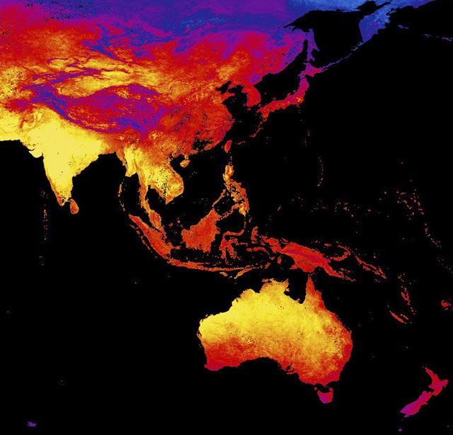미 항공우주국 나사(NASA)의 지구관측팀이 지구관측위성인 모디스(MODIS)으로부터 지난 4월 15일~23일 사이에 아시아 지역에서 얻은 자료를 토대로 만든 지표면 온도.노란색은 따뜻한 온도를 보여주고 있으며 태국은 4월 일반적으로 덥고 땀나게 하지만 올해의 폭염은 적어도 65년만에 최고를 기록, 오른쪽 위에 한반도와 일본은 완전한 붉은 색으로 표시되고 있다. NASA AP 연합뉴스