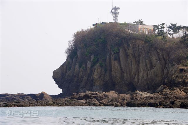 남쪽에서 바라본 적벽강 사자바위.