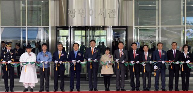 한국수력원자력 본사 이전 기념식이 열린 27일 경북 경주시 양북면 장항리 한수원 새 사옥에서 주형환(왼쪽부터 6번째) 산업통상자원부 장관과 조석(8번째) 한수원 사장, 김관용(5번째) 경북도지사 등 내외빈들이 테이프커팅식을 하고 있다. 한수원 제공