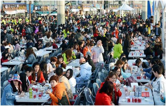 인천 중구 월미 문화의 거리에서 지난달 28일 오후 진행된 '중국 아오란그룹 임직원 치맥파티'에서 4,500여명의 참석자들이 치킨과 맥주를 즐기고 있다. 한국일보 자료사진