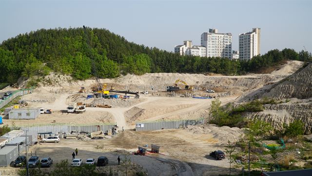 경북도교육청이 학교용지 매입 가격의 산정 문제로 감사원의 지적을 받고 땅주인을 상대로 소송을 제기, 3년이나 개교가 늦어진 포항 북구 우현동 중앙초등학교 부지에 학교 신축 공사가 한창이다. 경북도교육청은 1심에서 승소했으나 2심에서 패소했다. 김정혜기자 kjh@hankookilbo.com