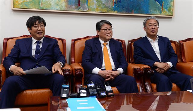 여야 3당 원내수석부대표가 27일 서울 여의도 국회에서 회동하고 있다. 왼쪽부터 이춘석 더불어민주당ㆍ조원진 새누리당ㆍ유성엽 국민의당 원내수석부대표. 오대근 기자 inliner@hankookilbo.com