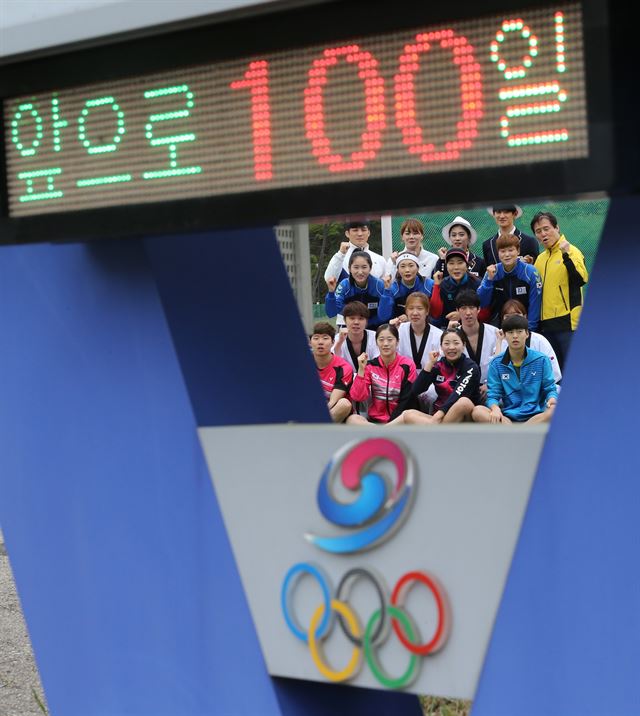 리우올림픽 개막을 100일 앞둔 27일 서울 노원구 태릉선수촌에서 최종삼 선수촌장과 각 종목 국가대표 선수들이 파이팅을 외치고 있다. 태능선수촌 내 전광판이 리우올림픽 D-100을 나타내고 있다. 뉴스1