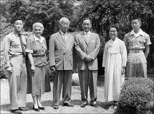 왼쪽부터 이강석 프란체스카 이승만 이기붕 박마리아 이강욱. 1957년 5월 경무대. 연합뉴스