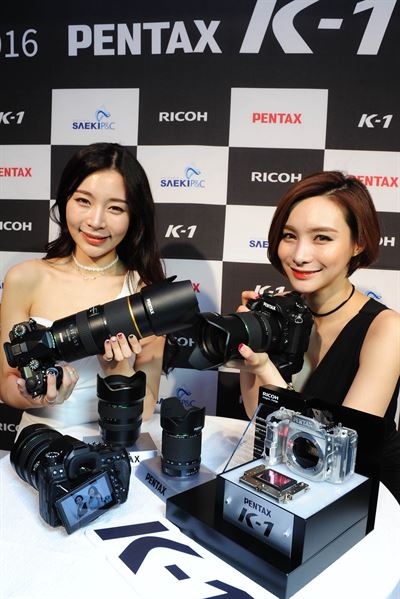 28일 오전 서울 서초구 잠원동 프라디아 컨벤션에서 모델들이 펜탁스(PENTAX) K-1을 선보이고 있다. K-1은 펜탁스의 첫 풀프레임 DSLR 카메라로 약 3640만 화소의 CMOS 센서와 새로 개발한 화상처리 엔진 PRIMEIV를 탑재해 최대 ISO 204800의 고감도 이미지를 제공한다.배우한기자 bwh3140@hankookilbo.com