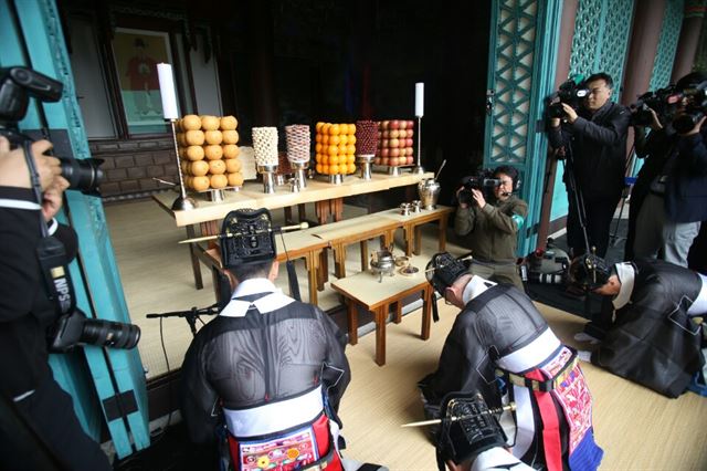 28일 오전 충남 아산시 현충사에서 충무공 이순신 장군 탄신 471주년을 기리는 다례제가 열렸다. /2016-04-28(한국일보)