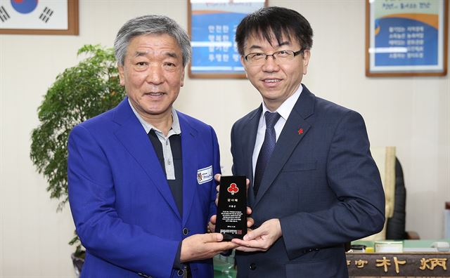 전남 고흥군(군수 박병종·왼쪽)이 전남사회복지공동모금회가 주최한‘희망 2016 나눔캠페인’에서 최우수기관으로 선정됐다. /2016-04-28(한국일보)