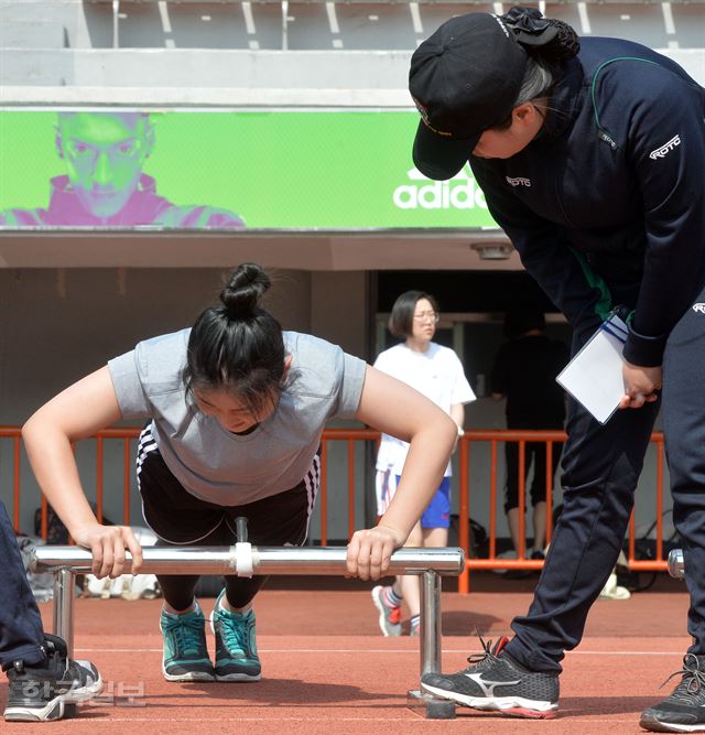 [저작권 한국일보] 28일 서울 용산구 효창운동장에서 열린 숙명여자대학교 학군사관(ROTC) 후보생 선발전형 체력검정에서 한 지원자가 있는 힘을 대해 팔굽혀 펴기를 하고 있다.2016.4.28 신상순 선임기자ssshin@hankookilbo.com /2016-04-28(한국일보)