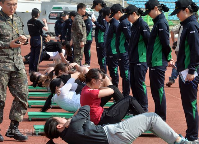 [저작권 한국일보] 체력검정에서 참석한 한학생들 여군장교의 기회를 잡기위해 헬스장에서 1년 이상 체력 훈련을 했다고 강철체력의 비결을 전했다. 2016.4.28 신상순 선임기자ssshin@hankookilbo.com /2016-04-28(한국일보)