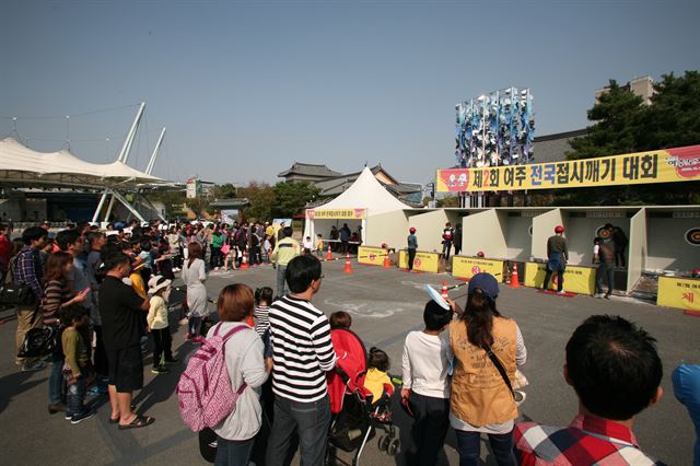 경기 여주도자기축제의 접시깨기 대회 모습. 한국스포츠경제