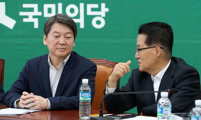 안철수 국민의당 상임 공동대표와 박지원 신임 원내대표가 29일 오전 국회에서 열린 최고위원회의에서 대화를 나누고 있다. 뉴스1