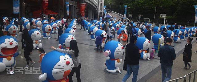 23일 부산 사직야구장 앞에서 열린 '도라에몽과 100비밀도구전'을 즐기고 있는 부산 시민들. 부산=김형준 기자