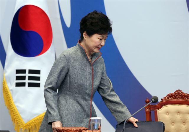 박근혜 대통령이 28일 청와대에서 열린 영상국무회의에 참석하고 있다. 청와대사진기자단