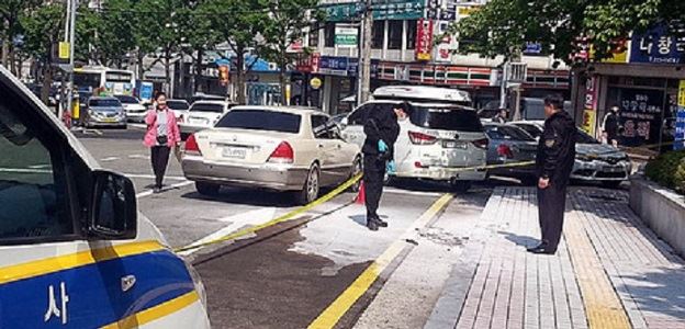 29일 오전 9시쯤 광주 동구 광주지법 앞에서 50대 남성이 분신한 사건과 관련 경찰이 현장에 출동해 감식 작업을 하고 있다. 뉴스1/2016-04-29(한국일보)