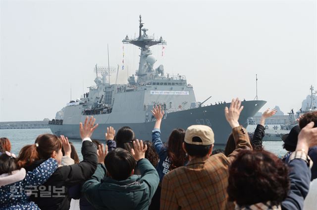 지난 3월 23일 오전 부산 남구 해군작전사령부 연병장에서 청해부대 21진 장병들이 승선한 왕건함(4,400톤급)이 출항하자 가족들이 손을 흔들며 작별의 인사를 하고 있다. 왕건함 승조원과 해군 특수전(UDT) 검문검색대, 링스 헬기 항공대, 해병대 장병들로 구성된 21진은 20진 최영함과 임무를 교대한 뒤 6개월 동안 선박 보호 등의 임무를 수행할 예정이다. 부산=전혜원기자 iamjhw@hankookilbo.com