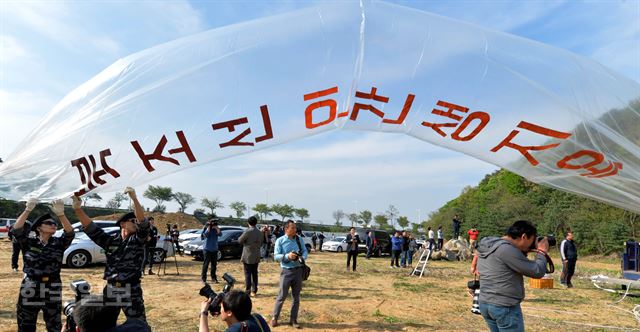 29일 오후 경기도 파주시 낙하IC 인근에서 자유북한운동연합 등 탈북자 단체와 수잰 숄티 북한자유연합 회장 등이 대북전단을 날릴 준비를 하고 있다. 서재훈기자