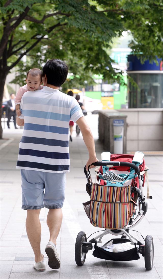 아빠도 힘들어요. 한국일보 자료사진