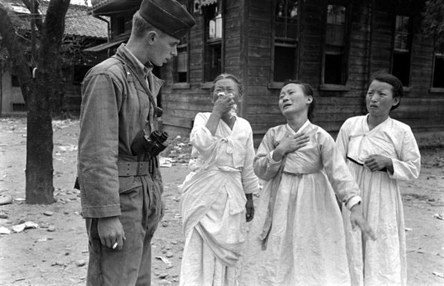 1948년 여수-순천사건 기록사진들 중 미군 고문관에게 호소하고 있는 부녀자들. 연합뉴스