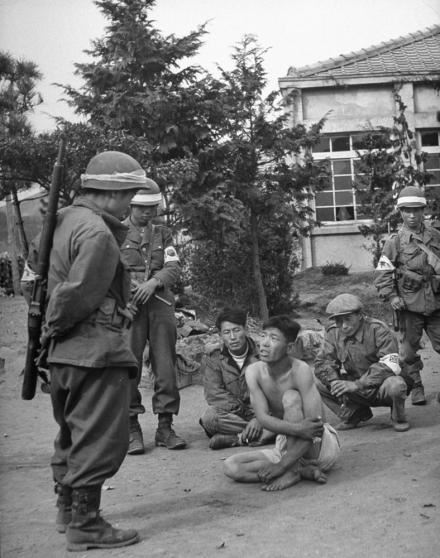 1948년 여수-순천사건 사진기록 중 반군포로들을 경비하고 있는 진압군.연합뉴스