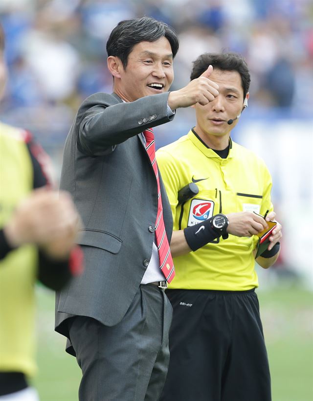 지난달 30일 수원월드컵경기장에서 열린 프로축구 K리그 클래식 수원 삼성과 FC 서울의 2016시즌 첫 슈퍼 매치에서 후반전 FC 서울 아드리아노가 동점골을 넣자 최용수 감독이 기뻐하고 있다. 연합뉴스