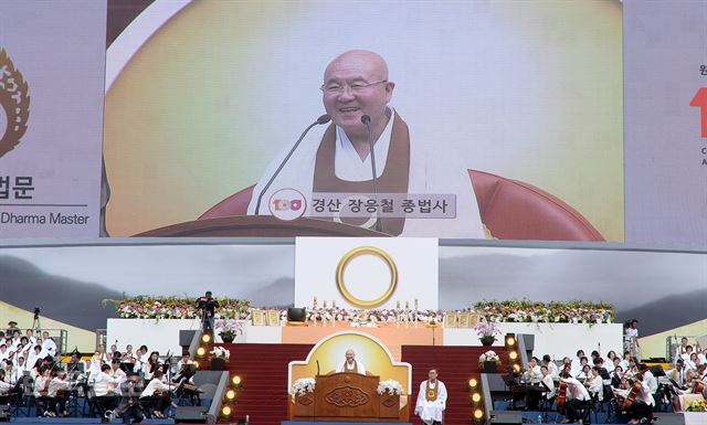 경산 장응철 종법사가 1일 서울 상암월드컵경기장에서 열린 원불교 100주년 기념대회에서 설법하고 있다. 배우한 기자 bwh3140@hankookilbo.com