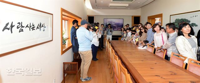 1일 오전 경남 김해시 진영읍 봉하마을에 있는 노무현 전 대통령 사저가 일반에 첫 공개돼 방문객들이 사랑채를 둘러보고 있다.