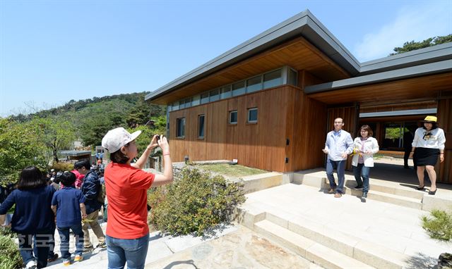 1일 오전 경남 김해시 진영읍 봉하마을에 있는 노무현 전 대통령 사저가 일반에 첫 공개돼 방문객들이 둘러보고 있다.