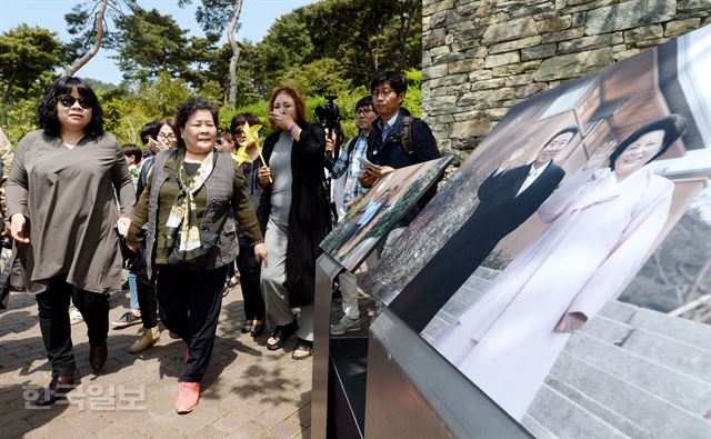 1일 오전 경남 김해시 진영읍 봉하마을에 있는 노무현 전 대통령 사저가 일반에 첫 공개돼 방문객들이 둘러보고 있다.